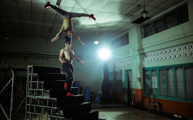 Quốc Cơ, Quốc Nghiệp sang Italy diễn xiếc chồng đầu