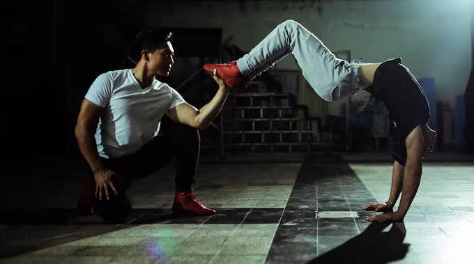 Quốc Cơ, Quốc Nghiệp sang Italy diễn xiếc chồng đầu