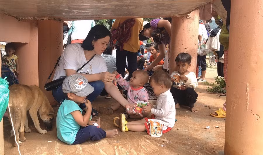 Ngoài giờ lên lớp cô Hoàn thường xuyên đi làm từ thiện, giúp đỡ các em học sinh nghèo.