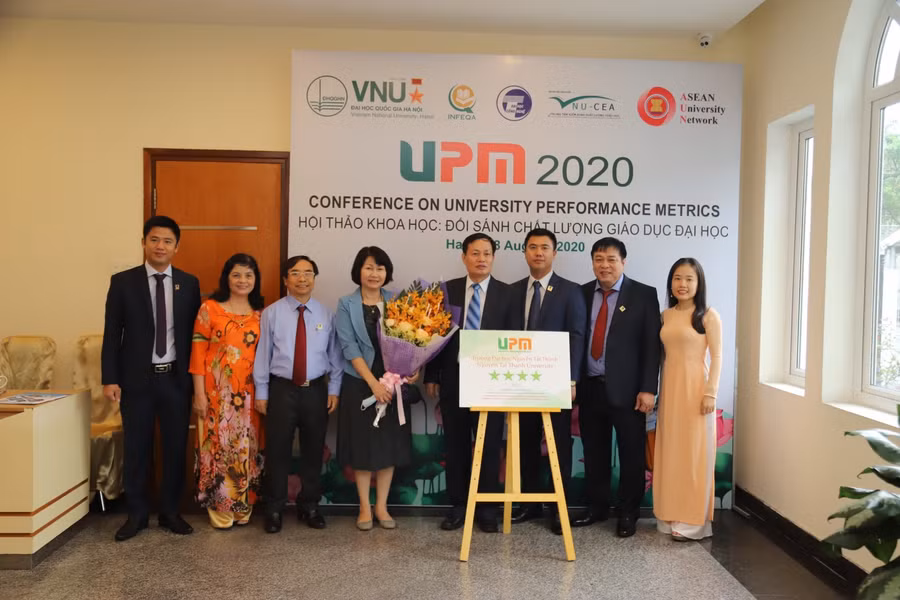 Ban giám hiệu Trường ĐH Nguyễn Tất Thành bên chứng nhận đạt tiêu chuẩn 4 sao trường đại học định hướng ứng dụng