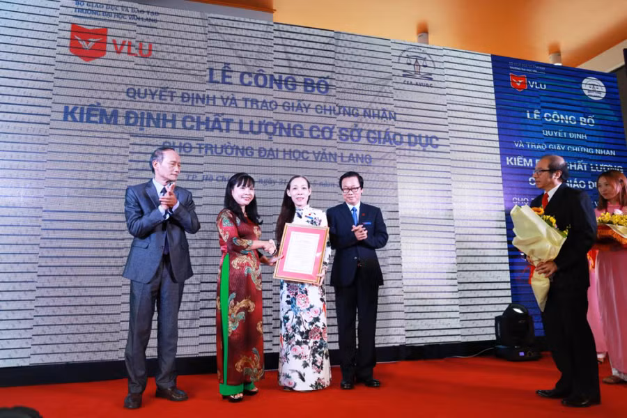 Trường ĐH Văn Lang nhận giấy chứng nhận đạt chuẩn kiểm định chất lượng cơ sở GD.