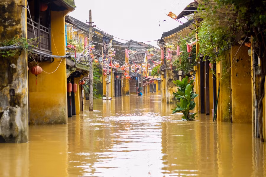 Phố cổ Hội An bị ngập sâu trong nước lũ.