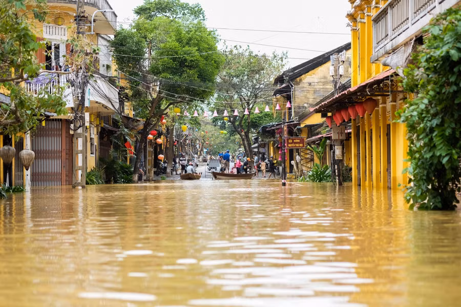 Một “bến thuyền” tại góc đường Nguyễn Thái Học – Lê Lợi.