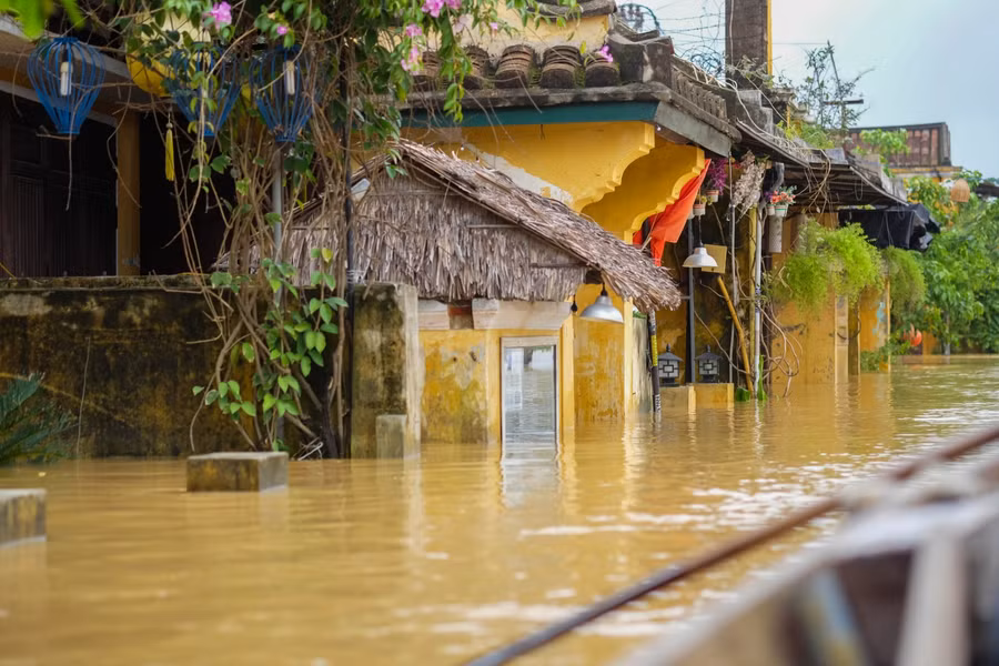 Nhiều tuyến phố chính của phố cổ ngập từ 1m đến 2m.