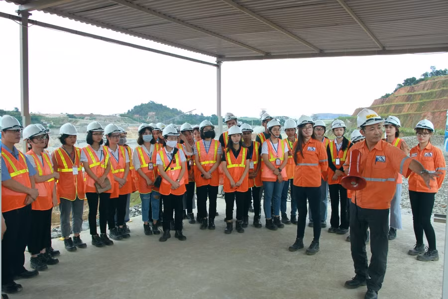 Thầy cô cùng các em sinh viên Khoa Quốc tế đi trải nghiệm thực tế tại Công ty TNHH Khai thác chế biến khoáng sản Núi Pháo