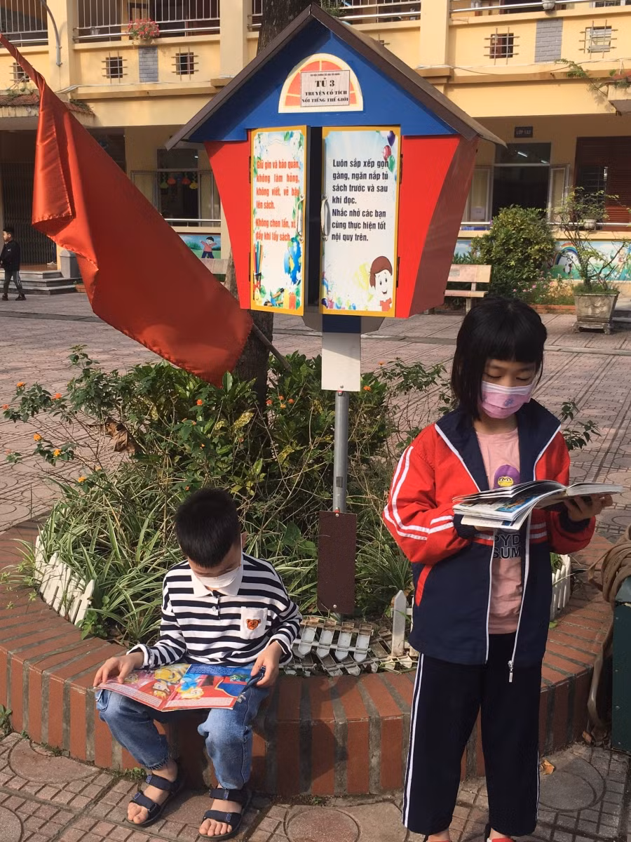 Tại mỗi bồn cây ở sân trường cũng được bố trí một tủ sách nhỏ như một "thư viện mở" để học sinh có thể đọc sách.