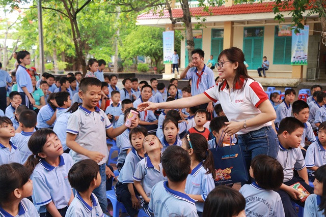 Đại diện của SCG trao quà đến tận tay các em học sinh Đại diện của SCG trao quà đến tận tay các em học sinh