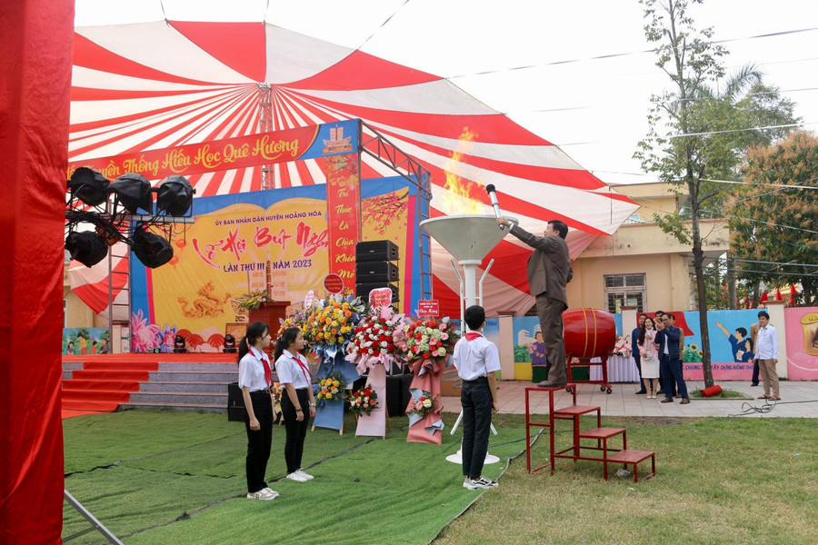 Ông Lê Xuân Thu, Bí thư Huyện ủy, Chủ tịch HĐND huyện Hoằng Hóa thắp đuốc khai mạc Lễ hội Bút Nghiên năm 2023. (Ảnh: NT) Ông Lê Xuân Thu, Bí thư Huyện ủy, Chủ tịch HĐND huyện Hoằng Hóa thắp đuốc khai mạc Lễ hội Bút Nghiên năm 2023. (Ảnh: NT)