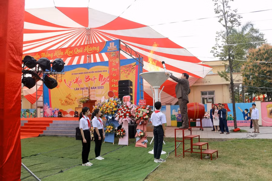 Ông Lê Xuân Thu, Bí thư Huyện ủy, Chủ tịch HĐND huyện Hoằng Hóa thắp đuốc khai mạc Lễ hội Bút Nghiên năm 2023. (Ảnh: NT)