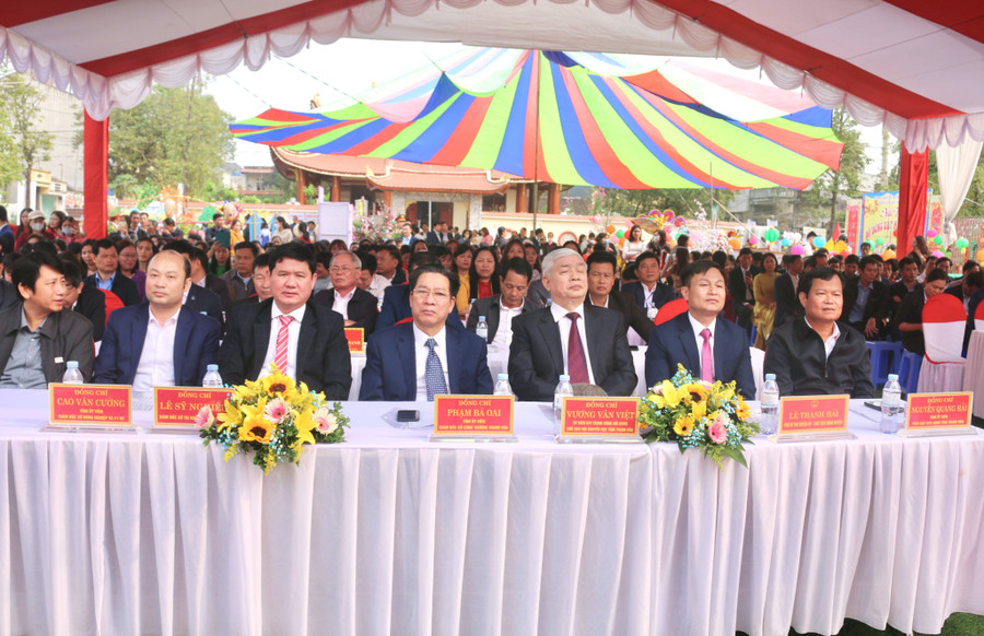 Các đại biểu dự khai mạc hội Lễ hội Bút Nghiên. (Ảnh: NT). Các đại biểu dự khai mạc hội Lễ hội Bút Nghiên. (Ảnh: NT).