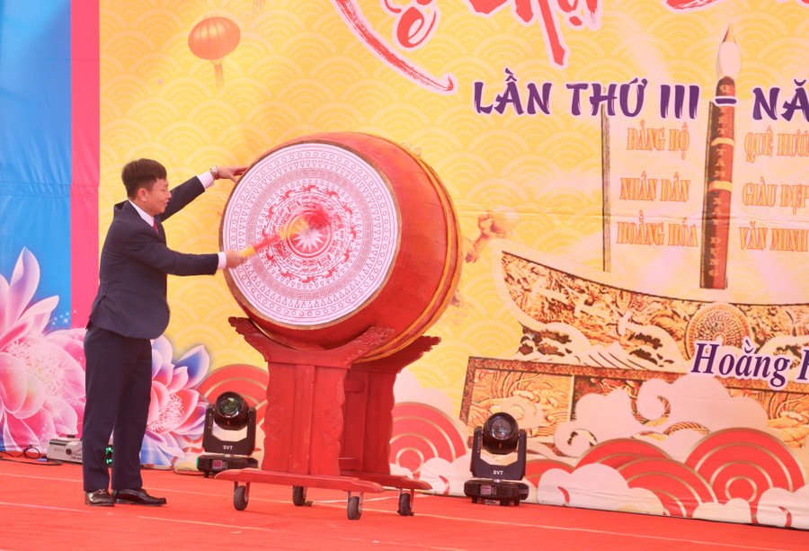 Chủ tịch UBND huyện - ông Lê Thanh Hải đánh trống khai mạc lễ hội. (Ảnh: NT). Chủ tịch UBND huyện - ông Lê Thanh Hải đánh trống khai mạc lễ hội. (Ảnh: NT).