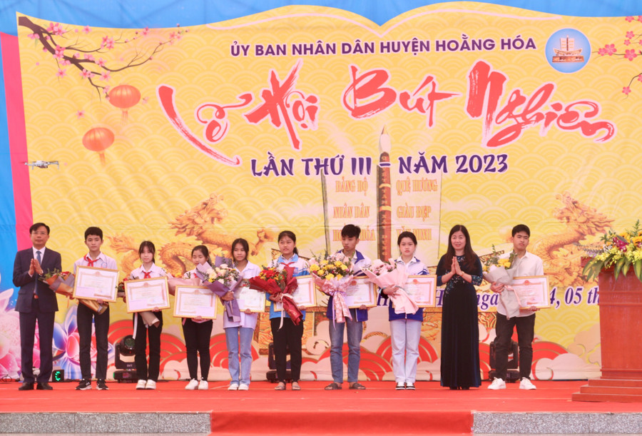 15 cá nhân có thành tích xuất sắc được vinh danh trong buổi lễ. (Ảnh:NT). 15 cá nhân có thành tích xuất sắc được vinh danh trong buổi lễ. (Ảnh:NT).