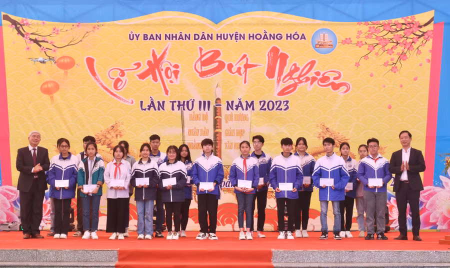 Ông Vương Văn Việt, Chủ tịch Hội Khuyến học tỉnh và đại diện lãnh đạo Sở Giáo dục và Đào tạo trao quà cho học sinh vượt khó học giỏi (Ảnh: NT).