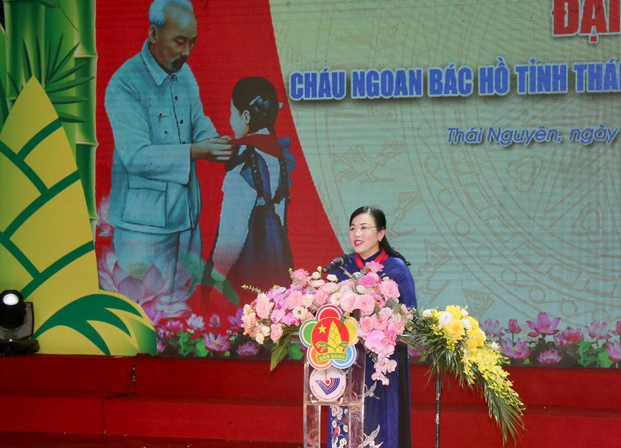 Bà Nguyễn Thanh Hải, Ủy viên BCH Trung ương Đảng, Bí thư Tỉnh ủy, Trưởng Đoàn đại biểu Quốc hội tỉnh Thái Nguyên phát biểu tại Đại hội.