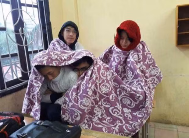 Trời lạnh thì cứ lạnh đi, teen đi học đã có chăn quàng vừa ấm vừa êm rồi nhé!