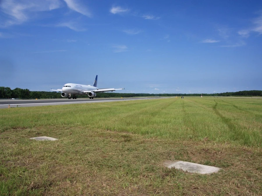 2 ngôi mộ kỳ lạ nằm trên đường băng sân bay Savannah/Hilton Head.