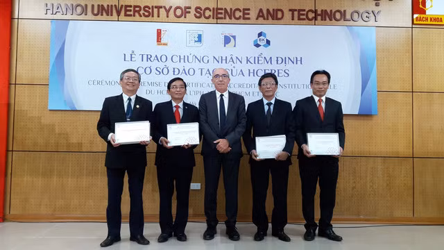 Ông Michel Cosnard – Chủ tịch HCERES trao chứng nhận kiểm định chất lượng giáo dục cho 4 trường Đại học