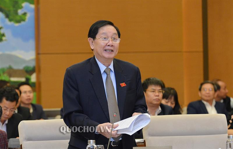 Bộ trưởng Lê Vĩnh Tân trình bày tờ trình của Chính phủ.