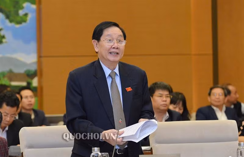 Bộ trưởng Lê Vĩnh Tân trình bày tờ trình của Chính phủ.