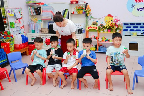 Đặc biệt với các em độ tuổi mẫu giáo, việc hình thành thói quen uống sữa đúng giờ, đúng cách còn khó khăn hơn rất nhiều.
