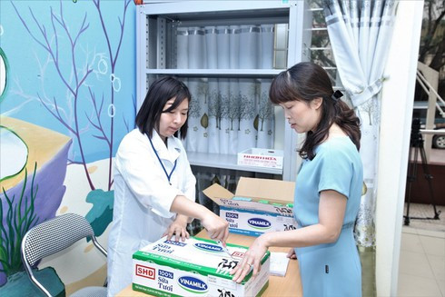 Sữa được giáo viên trực tiếp đứng lớp, cán bộ y tế và nhân sự quản lý của nhà trường cùng kiểm tra kỹ về tình trạng bao bì, hạn sử dụng… cũng như các cảm quan cần thiết khác theo hướng dẫn của đơn vị cung cấp.