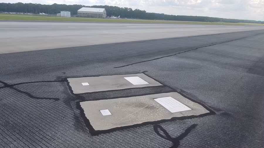 2 ngoi mo bi an tren duong bang san bay hinh anh 6 