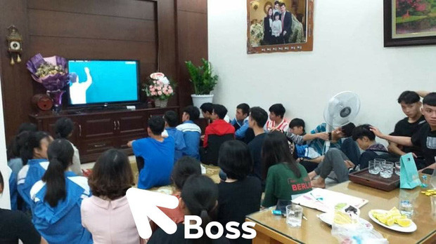 Đến nhà thăm cô ngày 20/11, tưởng được chiêu đãi party ai ngờ cả lớp được dịp "học, học nữa, học mãi". Ảnh: Đức Lưu/Trường Người Ta.
