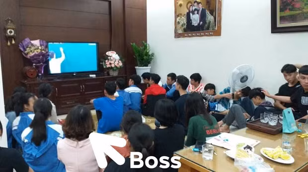 Đến nhà thăm cô ngày 20/11, tưởng được chiêu đãi party ai ngờ cả lớp được dịp "học, học nữa, học mãi". Ảnh: Đức Lưu/Trường Người Ta.