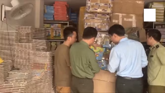 Lực lượng chức năng kiểm tra số hàng hóa có thể hiện "đường lưỡi bò". Ảnh: QLTT Hà Nội