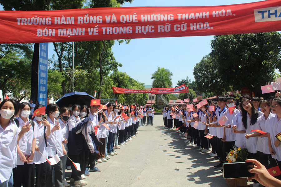 Hàng nghìn học sinh hào hứng chào đón nhà vô địch. Ảnh: LT. Hàng nghìn học sinh hào hứng chào đón nhà vô địch. Ảnh: LT.