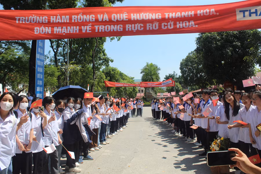 Hàng nghìn học sinh hào hứng chào đón nhà vô địch. Ảnh: LT.