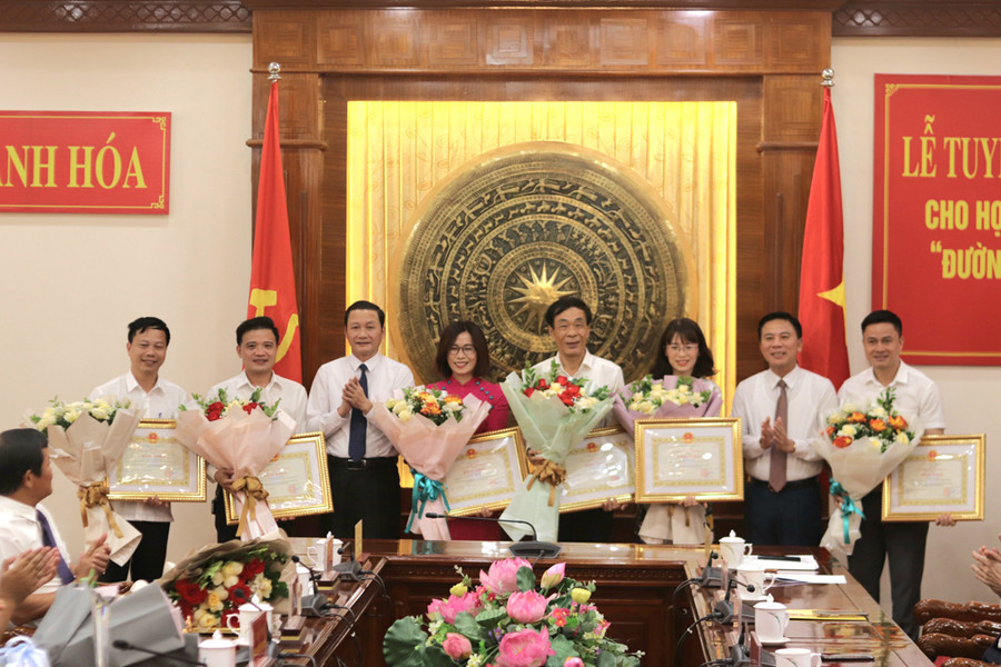 Tỉnh Thanh Hóa trao bằng khen cho tập thể, cá nhân Trường THPT Hàm Rồng. Ảnh: LT.