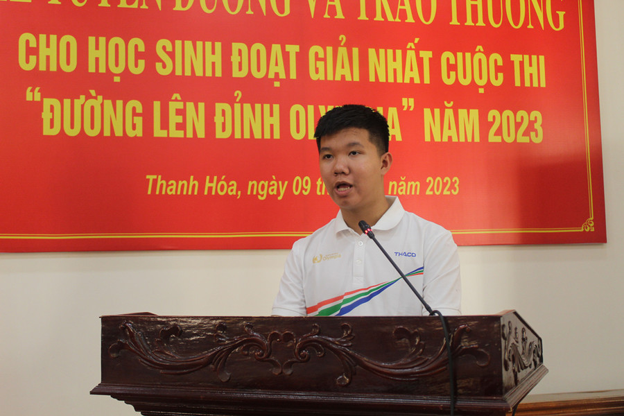 Em Lê Xuân Mạnh gửi lời cảm ơn tới các cấp lãnh đạo, thầy cô và gia đình. Ảnh: Lt.