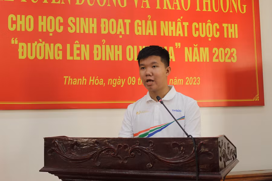 Em Lê Xuân Mạnh gửi lời cảm ơn tới các cấp lãnh đạo, thầy cô và gia đình. Ảnh: Lt.