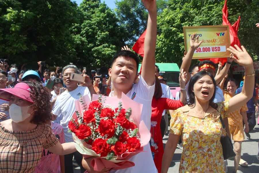 Lê Xuân Mạnh trở về trong sự chào đón nồng nhiệt của thầy và bạn bè Trường THPT Hàm Rồng. Ảnh: Lường Toán.