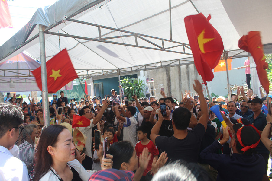 Bà con chòm xóm hào hứng chào đón nhà vô địch Lê Xuân Mạnh. Ảnh: LT.