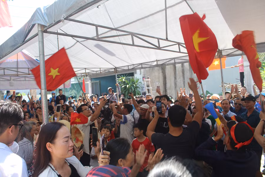 Cả khu phố náo nhiệt chào đón nhà vô địch Lê Xuân Mạnh. Ảnh: LT.