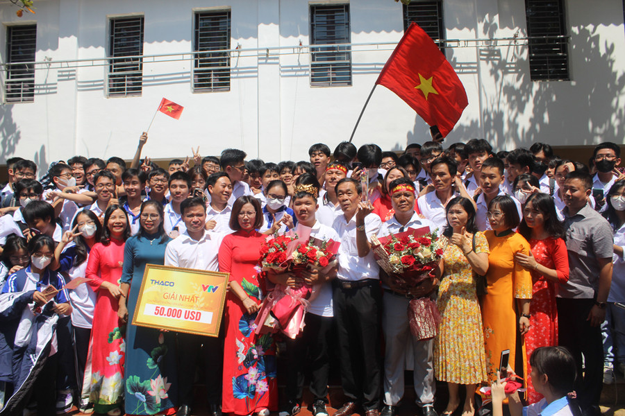 Xuân Mạnh trong vòng tay yêu thương của thầy cô và bạn bè. Ảnh: Lường Toán. Xuân Mạnh trong vòng tay yêu thương của thầy cô và bạn bè. Ảnh: Lường Toán.