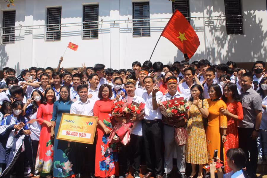 Xuân Mạnh trong vòng tay yêu thương của thầy cô và bạn bè. Ảnh: Lường Toán.