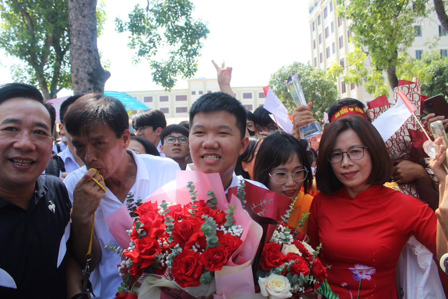 Xuân Mạnh trong vòng tay của thầy cô và bạn bè Trường THPT Hàm Rồng. Ảnh: LT.