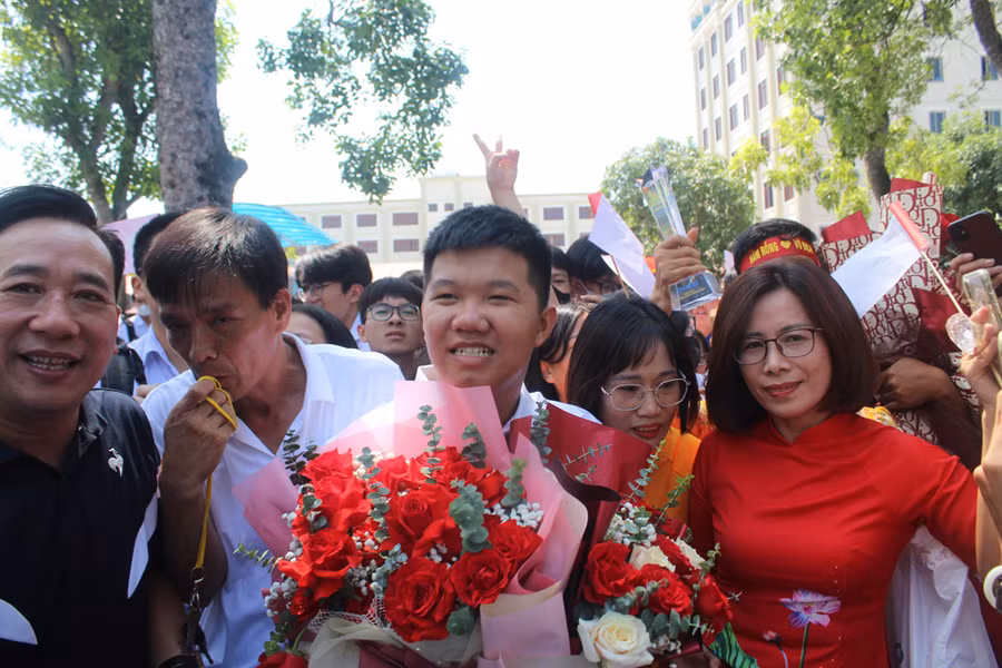 Xuân Mạnh trong vòng tay của thầy cô và bạn bè Trường THPT Hàm Rồng. Ảnh: LT. Xuân Mạnh trong vòng tay của thầy cô và bạn bè Trường THPT Hàm Rồng. Ảnh: LT.