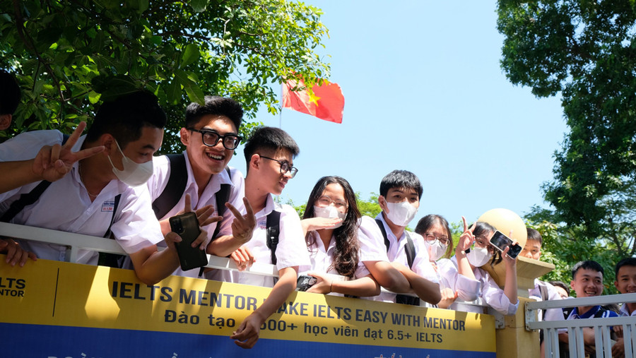 Học sinh háo hức trước sự xuất hiện của Quán quân Lê Xuân Mạnh. Ảnh: NT. Học sinh háo hức trước sự xuất hiện của Quán quân Lê Xuân Mạnh. Ảnh: NT.