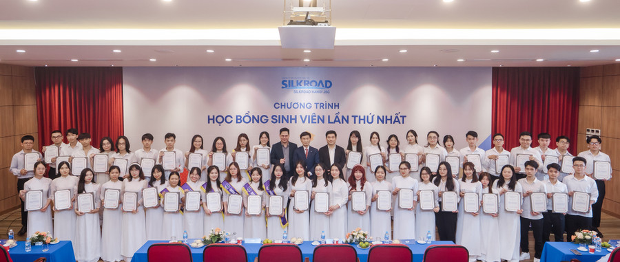 Các sinh viên tại Hà Nội được nhận học bổng.