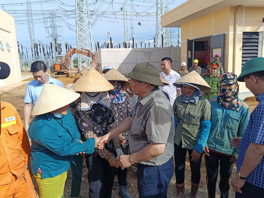 Người đứng đầu Chính phủ trò chuyện, hỏi han công nhân, người lao động. Người đứng đầu Chính phủ trò chuyện, hỏi han công nhân, người lao động.