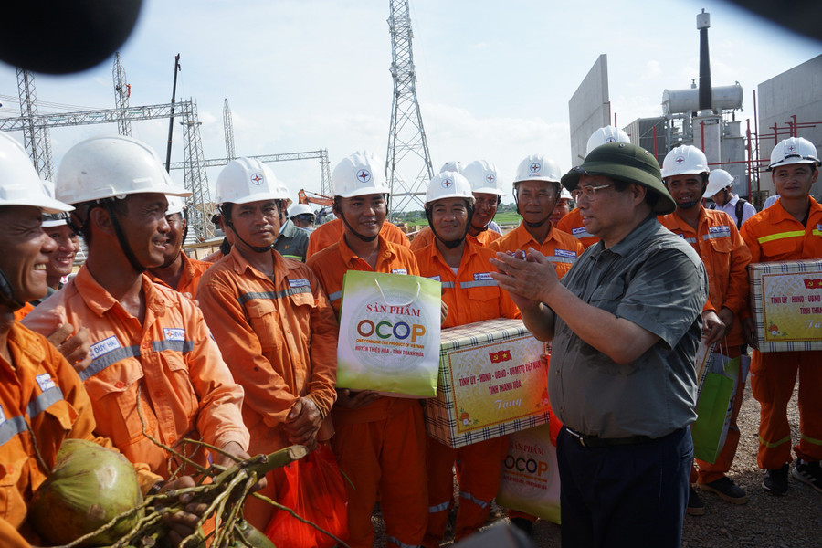 Thủ tướng Phạm Minh Chính tặng quà, động viên công nhân, người lao động.