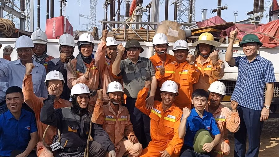 Thủ tướng chụp ảnh lưu niệm cùng công nhân.