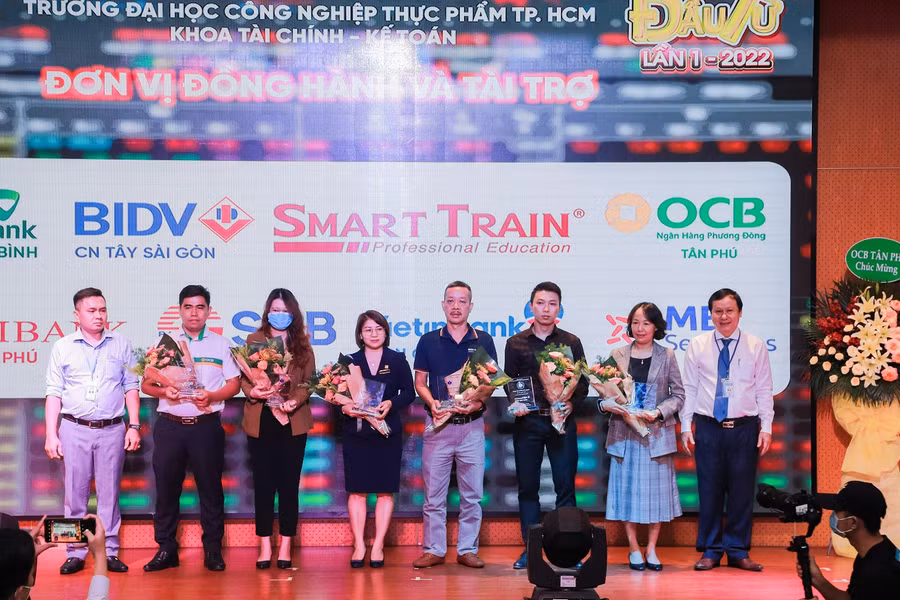 Đại diện Ban tổ chức cuộc thi trao hoa cảm ơn cho các đơn vị đồng hành.