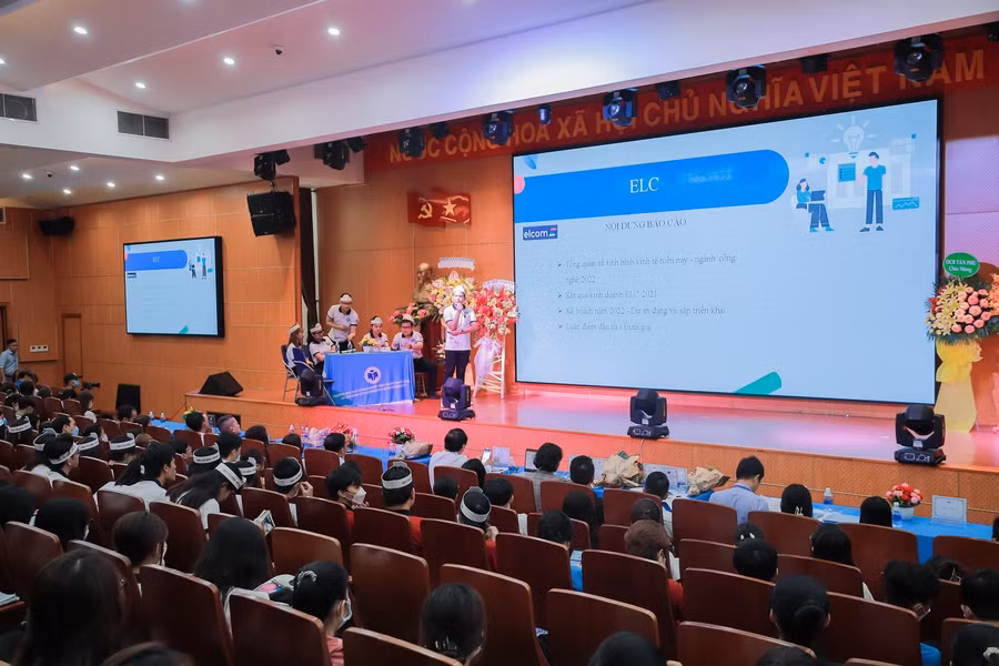 Một đội thi đang trình bày ý tưởng đầu tư kinh doanh của mình.