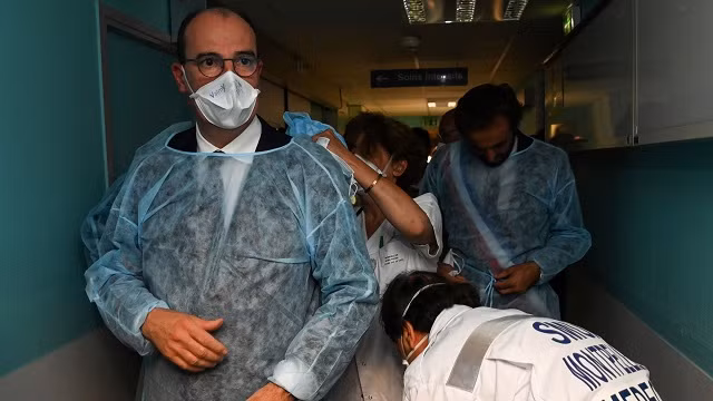 Bộ trưởng Y tế Pháp tới thăm một bệnh viện