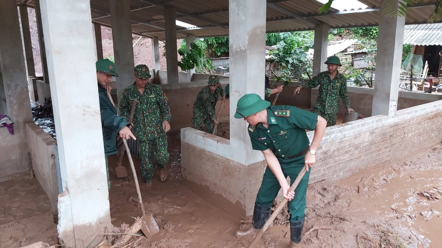 Các lực lượng vũ trang hỗ trợ khắc phục thiên tai